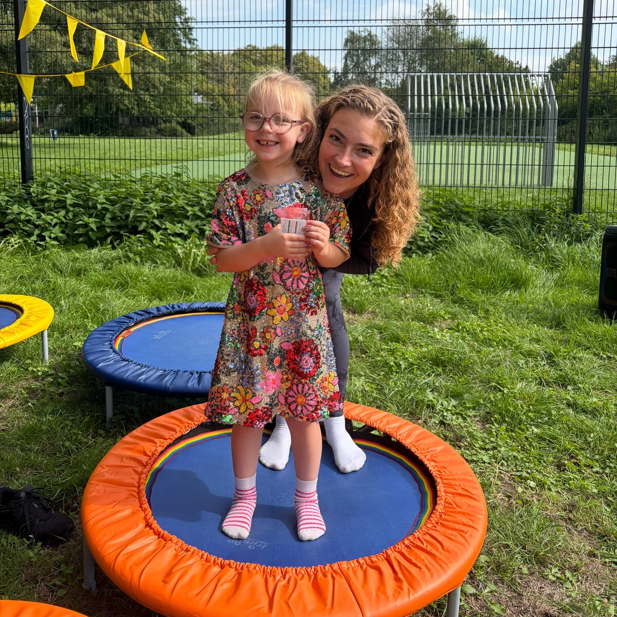 Merel en de jarige samen op een trampoline