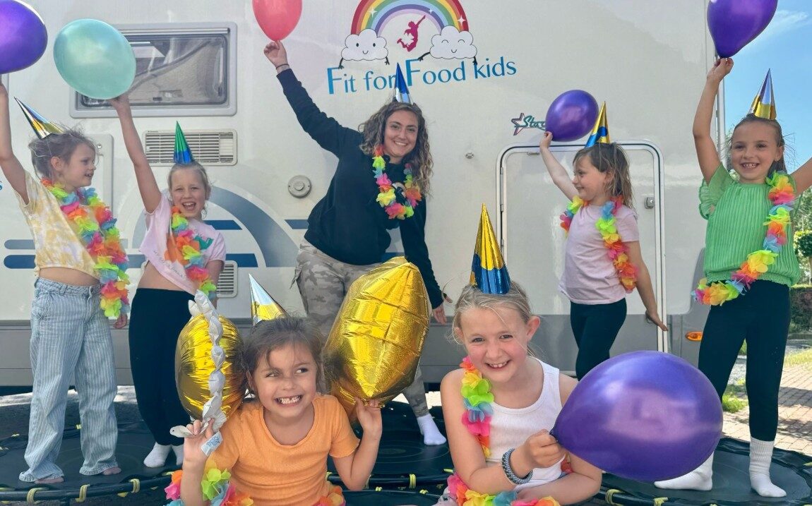 Merel met kinderen voor de Fit for Food kids camper