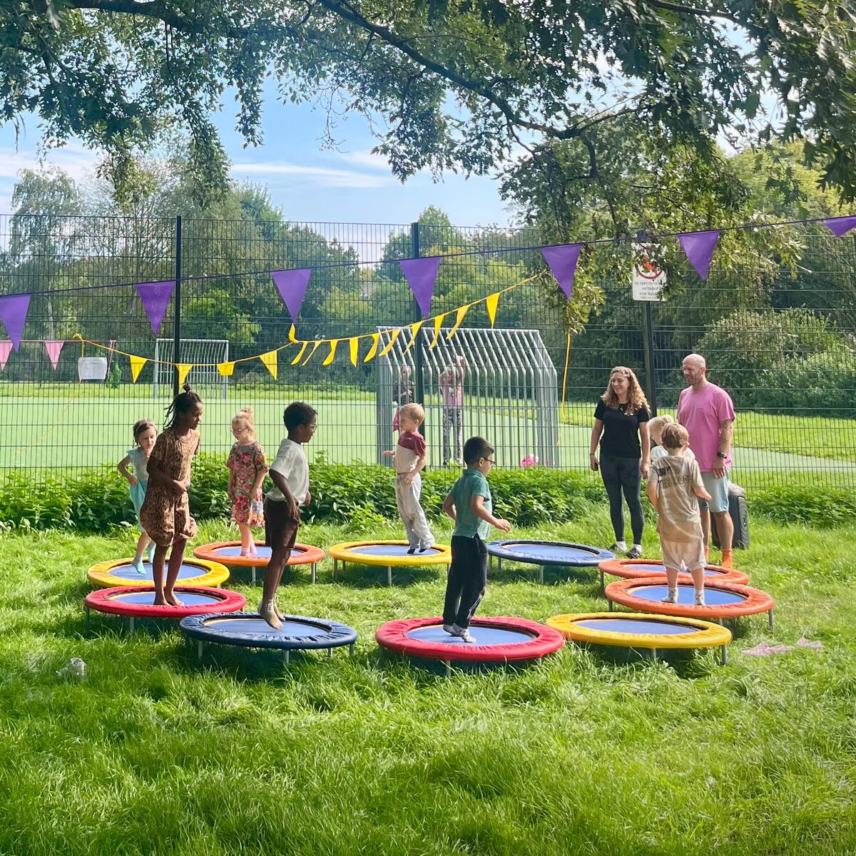 Kinderen springen op trampolines